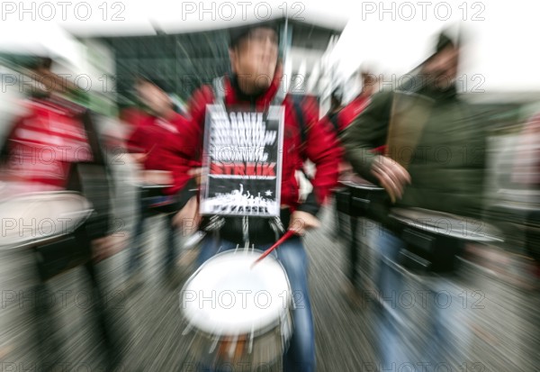 Volkswagen employees demonstrate in front of the Volkswagen Arena during the collective bargaining negotiations between Volkswagen and IG Metall and against plant closures and redundancies, Wolfsburg, 21 November 2024, Wolfsburg, Lower Saxony, Germany, Europe