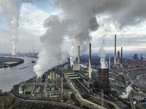 Duisburg, Ruhr area, North Rhine-Westphalia, Germany, ThyssenKrupp Steel Europe, steelworks with coking plant Schwelgern KBS thyssenkrupp Steel in Duisburg-Marxloh on the Rhine, at the back left the STEAG Walsum power plant, a coal-fired power plant in Duisburg-Walsum. Theme picture: COP28, the United Nations Climate Change Conference 2023, will take place in Dubai from 30 November to 12 December. At the 2015 climate summit in Paris, the international community agreed on the 1.5-degree target to avert a climate catastrophe, Europe