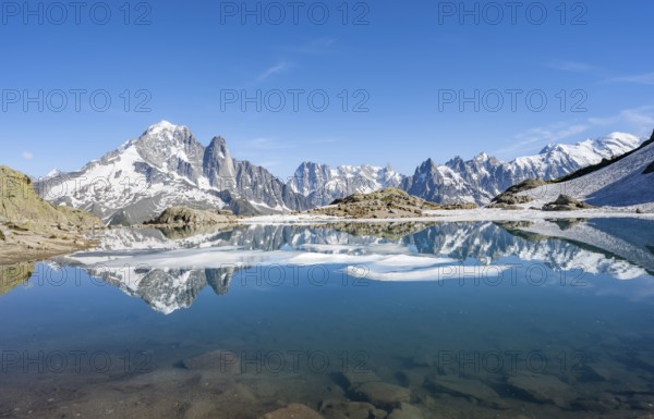 Mountain landscape with mountain lake, water reflection in Lac Blanc, mountain peak, Aiguille Verte, Grandes Jorasses, Aiguille du Moine, Mont Blanc, Mont Blanc massif, Chamonix-Mont-Blanc, Haute-Savoie, France, Europe