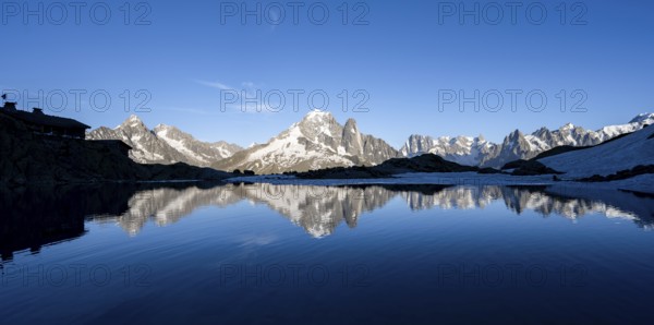 Mountain landscape in the evening light, water reflection in Lac Blanc, mountain peak, Aiguille Verte, Grandes Jorasses, Aiguille du Moine, Mont Blanc, Mont Blanc massif, Chamonix-Mont-Blanc, Haute-Savoie, France, Europe