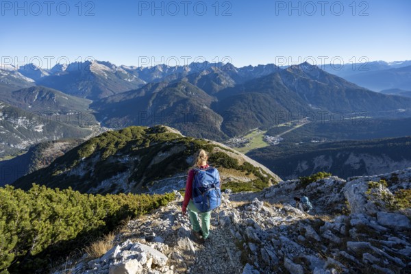 Mountaineer descending the summit of the Große Arnspitze, mountain panorama with Karwendel mountains, autumnal mountain landscape, near Scharnitz, Bavaria, Germany, Europe