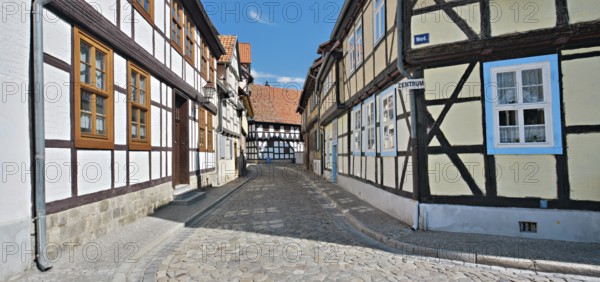 Narrow alley with half-timbered houses and cobblestones in the historic old town, UNESCO World Heritage Site, Quedlinburg, Saxony-Anhalt, Germany, Europe