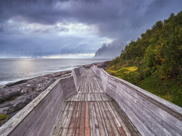 Devil's teeth at sunrise, Devils Teeth, Okshornan Mountains, Tungeneset, Senja, Norway, Europe