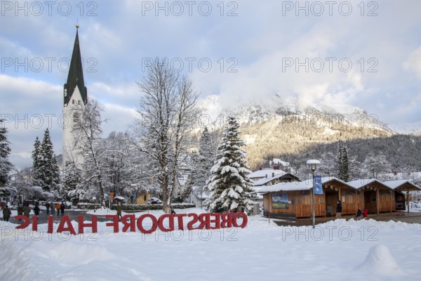 Winter, snow, Prinzregentenplatz, behind the catholic parish church St. Johannes Baptist, behind the Allgäu mountains, Oberstdorf, Oberallgäu, Allgäu, Bavaria, Germany, Europe