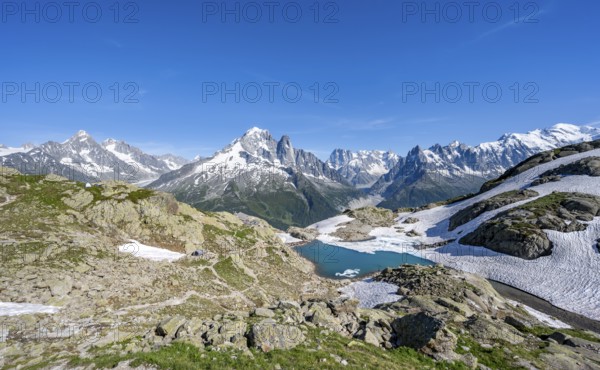 Mountain landscape with mountain lake Lac Blanc, mountain peaks, Aiguille Verte, Grandes Jorasses, Aiguille du Moine, Mont Blanc, Mont Blanc massif, Aiguilles Rouges, Chamonix-Mont-Blanc, Haute-Savoie, France, Europe