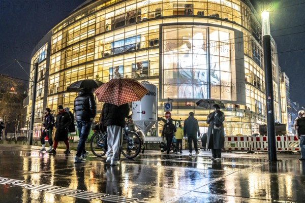 Schadowstraße, city centre, shopping street, pedestrian zone, winter, rainy weather, P&C clothing department stores', passers-by, Düsseldorf, North Rhine-Westphalia, Germany, Europe