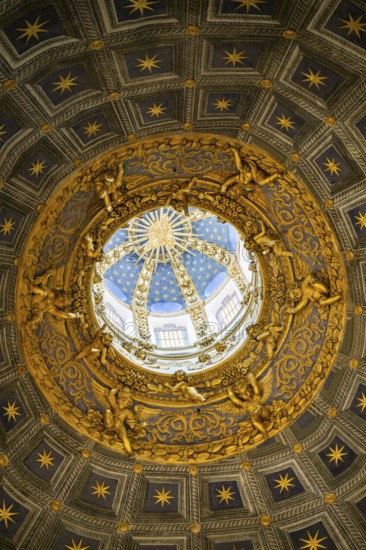 Interior of colorful marble decoration, Siena Cathedral or Cattedrale di Santa Maria Assunta, Siena, Tuscany, Italy, Europe
