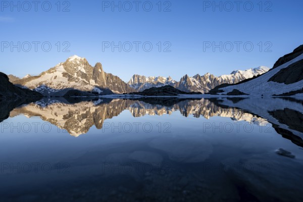 Mountain landscape in the evening light, water reflection in Lac Blanc, mountain peak, Aiguille Verte, Grandes Jorasses, Aiguille du Moine, Mont Blanc, Mont Blanc massif, Chamonix-Mont-Blanc, Haute-Savoie, France, Europe