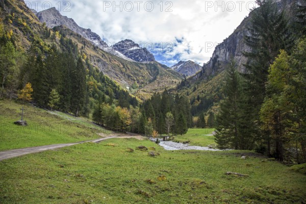 Oytal, on the right Oybach, behind mountains of the Allgäu Alps, near Oberstdorf, Oberallgäu, Allgäu, Bavaria, Germany, Europe