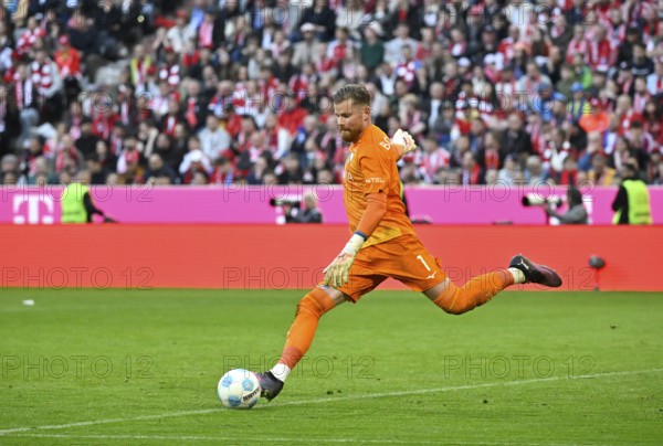 Goalkeeper Timo Horn VfL Bochum BOC (01) Action on the ball Allianz Arena, Munich, Bavaria, Germany, Europe