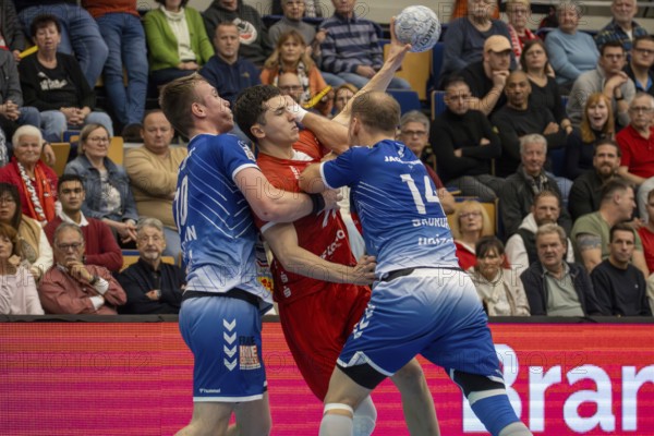 30.10.2024, 2nd HBL (German Handball League), Matchday 10: Eulen Ludwigshafen against VfL Lübeck-Schwartau. Picture: Consistent defensive work by Lübeck