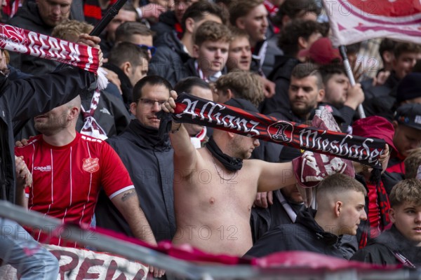 Kaiserslautern, 20.04.2024: The fans of SV Wehen Wiesbaden celebrate their team's draw after the match. As a result, the gap to the relegation places was maintained