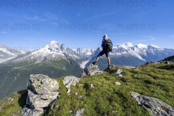 Mountaineers in front of a mountain panorama, mountain peaks Aiguille Verte, Grandes Jorasses and Mont Blanc, Mont Blanc massif, Aiguilles Rouges, Chamonix-Mont-Blanc, Haute-Savoie, France, Europe