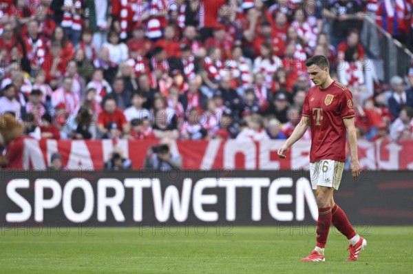 Joao Palhinha FC Bayern Munich FCB (16) sent off after red card, perimeter advertising SPORTWETTEN, disappointed, Allianz Arena, Munich, Bayern, Germany, Europe