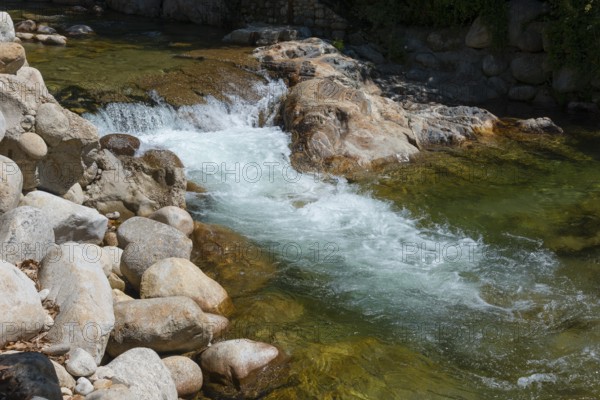 Clear water flows over rocks in a small, natural river, Piscina natural, natural pool, Garganta Jaranda, Jaranda Gorge, Jarandilla de la Vera, Cáceres, Caceres, Extremadura, Spain, Europe