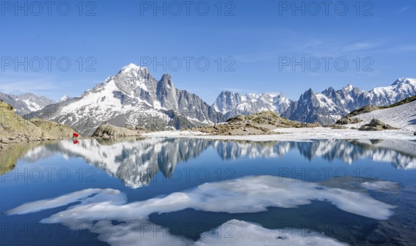 Mountain landscape with mountain lake and ice floe, water reflection in Lac Blanc, mountain peak, Aiguille Verte, Grandes Jorasses, Aiguille du Moine, Mont Blanc, Mont Blanc massif, Chamonix-Mont-Blanc, Haute-Savoie, France, Europe