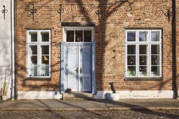 Historic brick house, entrance door, window, wall anchor, street An der Obertrave, Old Town, Hanseatic City of Lübeck, independent city, Schleswig-Holstein, Germany, Europe