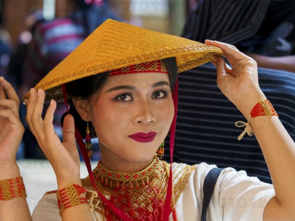Toraja woman in traditional colourful clothing with rice straw hat, portrait, Tana Toraja, Rantepao, Sulawesi, Indonesia, Asia
