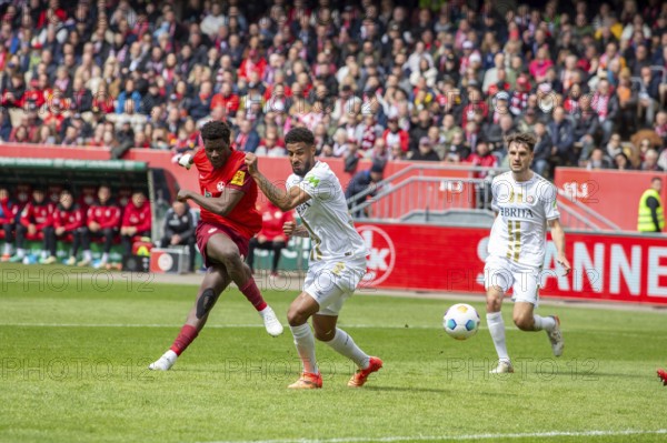 20.04.2024, Football 2nd Bundesliga, Season 2023/24, Matchday 30: 1. FC Kaiserslautern vs SV Wehen Wiesbaden (1:1) . Ragnar Prince Friedel Ache (9, 1. FC Kaiserslautern) pulls away