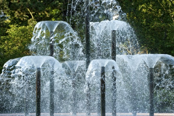 Water Bell Fountain, modern fountain in the spa gardens, Bad Homburg vor der Höhe, Hesse, Germany, Europe