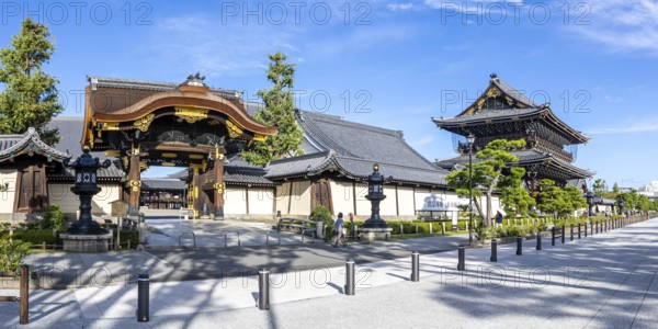 Entrance to the Buddhist Higashi Hongan-ji temple in the historic old town Panorama of Kyoto, Japan, Asia