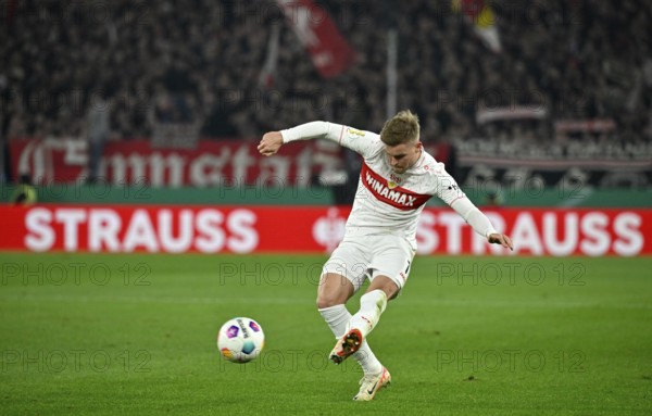 Maximilian Mittelstaedt VfB Stuttgart (07) on the ball, STRAUSS perimeter advertising, logo, DFB Cup, MHPArena, MHP Arena Stuttgart, Baden-Württemberg, Germany, Europe