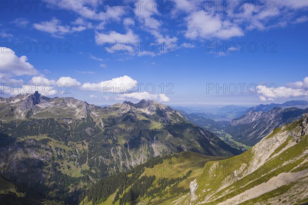 Mountain range with Fiderescharte, 2214m, Roßgundkopf, 2139m, Alpgundkopf, 2177m, and Griesgundkopf, 2164m, Allgäu Alps, Allgäu, Bavaria, Germany, Europe