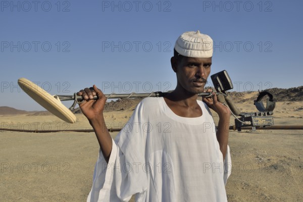 Gold seeker with metal detector, near Abu Sara, Nubia, Sudan, Africa