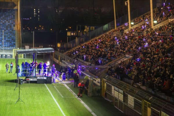 SV Waldhof Mannheim stadium singing: 4, 700 visitors came to Mannheim's Carl Benz Stadium to sing Christmas carols together and become part of the largest choir in Mannheim