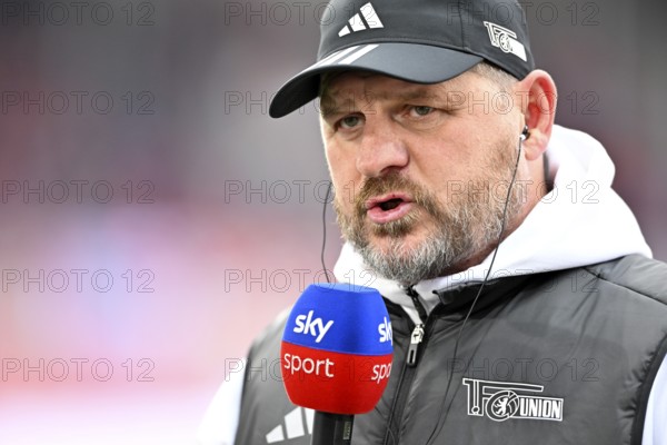 Coach Steffen Baumgart 1. FC Union Berlin FCU Portrait, in interview Microphone Microphone Logo SKY Voith-Arena, Heidenheim, Baden-Württemberg, Germany, Europe