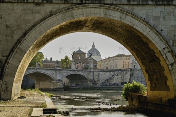 Angels' Bridge over the Tiber, behind the cathedral, St Peter's, St Peter's Basilica, Vatican, Rome, Lazio, Italy, Europe