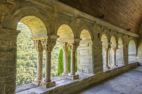 Cloister, Prieuré de Serrabone, Boule-d'Amont, Département Pyrénées-Oriental, France, Europe