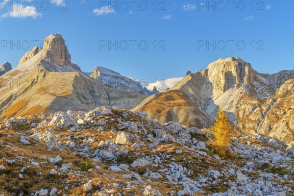 View of the Three Peaks and the surrounding mountains, autumn, blue sky, Sesto Dolomites, South Tyrol, Italy, Europe