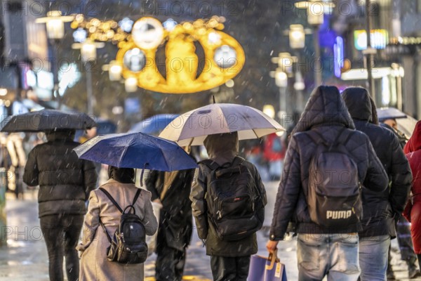 Rainy weather, passers-by with umbrellas, empty Christmas market, Essen, North Rhine-Westphalia, Germany, Europe