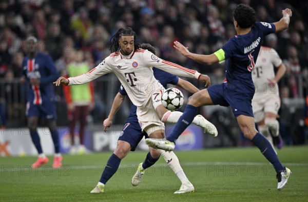Michael Olise FC Bayern Munich FCB (17) v Marquinhos FC Paris Saint-Germain PSG (05) Champions League, Allianz Arena, Munich, Bavaria, Germany, Europe