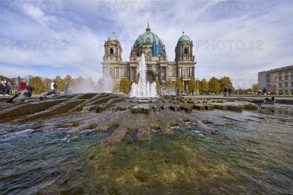 Fountain in the Lustgarten from the frog's perspective and the Berlin Cathedral, Berlin, capital city, independent city, federal state Berlin, Germany, Europe