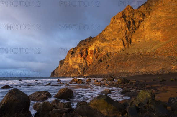 Golden hour on the seafront. Playa del Inglés and the La Mérica mountain range. Valle Gran Rey, La Gomera, Canary Islands, Spain, Europe