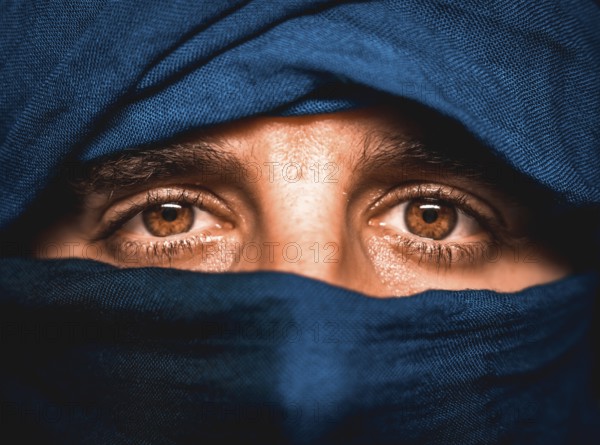 Look that simulates a blue cloth covered Berber in the desert of Merzouga in Morocco