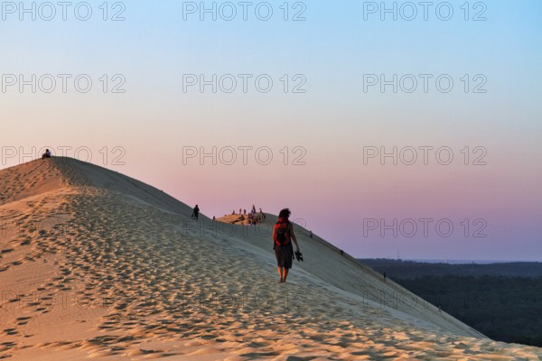 Hikers, tourists on hiking dune enjoying sunset, Dune du Pilat, dune near Arcachon, Gironde, Aquitaine, South of France, France, Europe