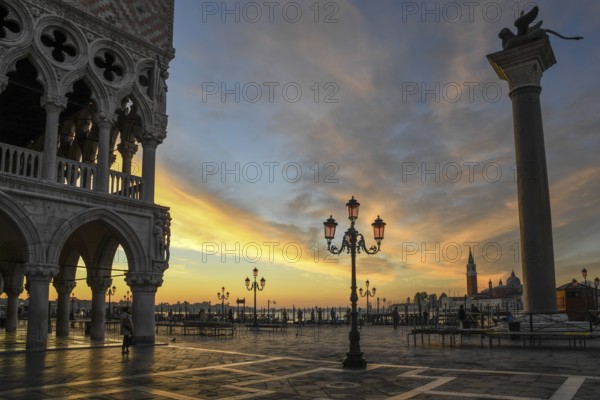 Doge's Palace in the morning light, Piazza San Marco, Venice, Veneto Region, Italy, Europe