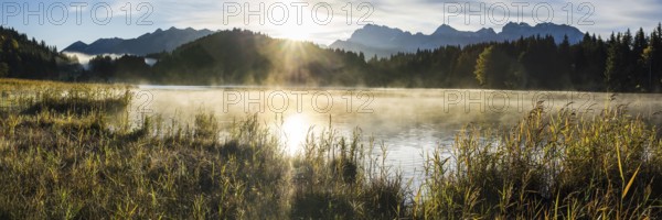 Geroldsee, behind it the Karwendel Mountains, Werdenfelser Land, Upper Bavaria, Bavaria, Germany, Europe
