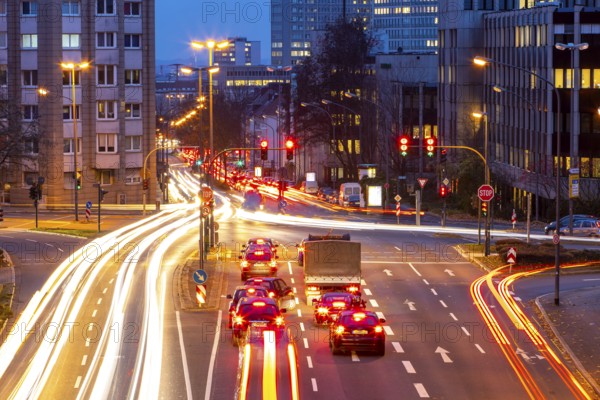 Evening city centre traffic in Essen, large intersection of Bismarckstrasse, B224, Friedrichstrasse and Hohenzollernstrasse, this area would also be affected by a diesel driving ban, Essen, North Rhine-Westphalia, Germany, Europe