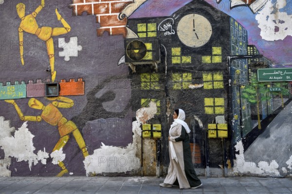 Veiled woman in front of mural, graffito, Al Khobar, ash-Sharqiyya province, Persian Gulf, Saudi Arabia, Asia