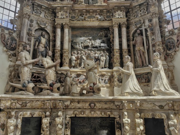 Epitaph, alabaster tomb, praying group of figures, Morizkirche, Evangelical Lutheran Town Church of St. Moriz, Coburg, Upper Franconia, Bavaria, Germany, Europe