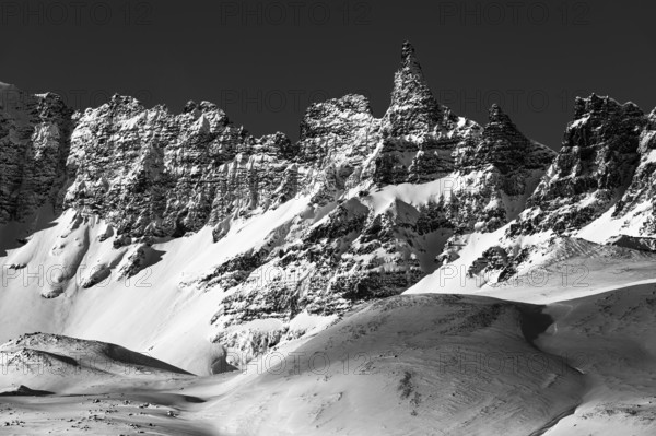 Snow-covered peaks of the Öxnadalur mountain range, near Akureyri, black and white photo, Northern Iceland Eyestra, Iceland, Europe