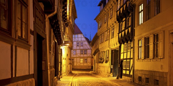 Half-timbered houses in a narrow street with cobblestones, Old Town in the evening, World Heritage City of Quedlinburg, Saxony-Anhalt, Germany, Europe