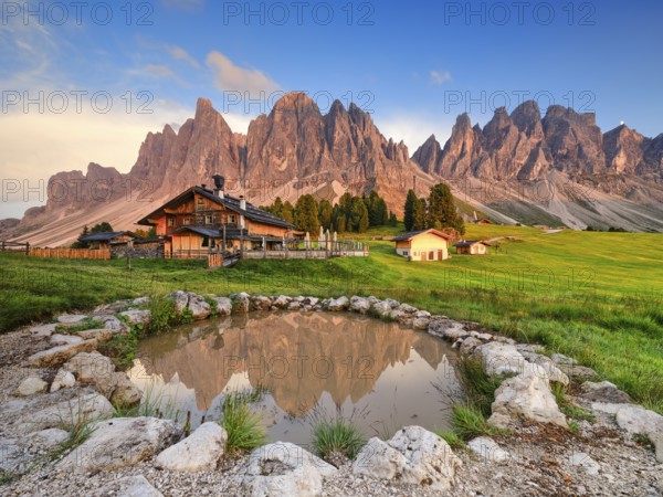 Geisleralm with Geisler group and alpenglow, reflection, Dolomites, Santa Magdalena, South Tyrol, Italy, Europe