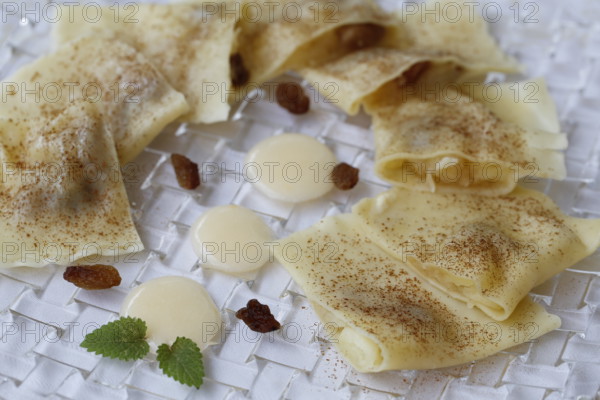 Swabian cuisine, apple dumplings, apple in pasta dough, sweet dish, dessert, vanilla sauce, cinnamon, served on a plate, grandmother's kitchen, regional, home cooking, typical Swabian, classic recipe, traditional cuisine, food photography, studio, Germany, Europe
