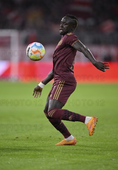 Sadio Mané FC Bayern Munich FCB, on the ball, action, cut-out, Allianz Arena, Munich, Bayern, Germany, Europe