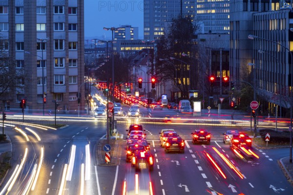 Evening city centre traffic in Essen, large intersection of Bismarckstrasse, B224, Friedrichstrasse and Hohenzollernstrasse, this area would also be affected by a diesel driving ban, Essen, North Rhine-Westphalia, Germany, Europe